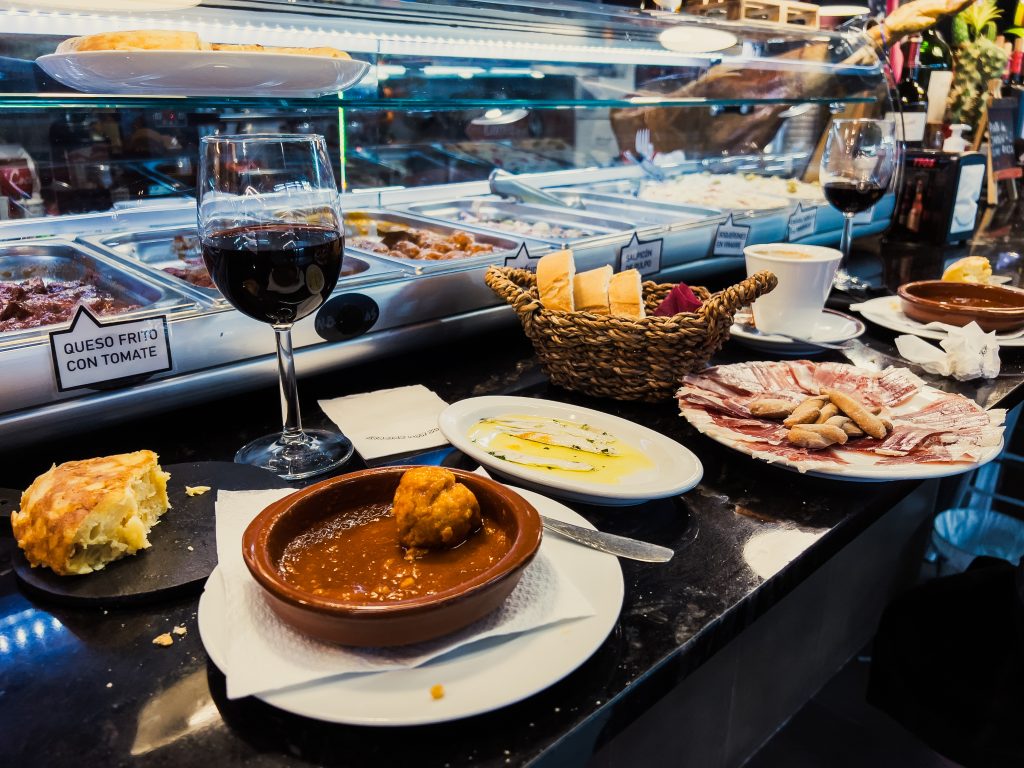 vista en angulo alto de la comida en la mesa